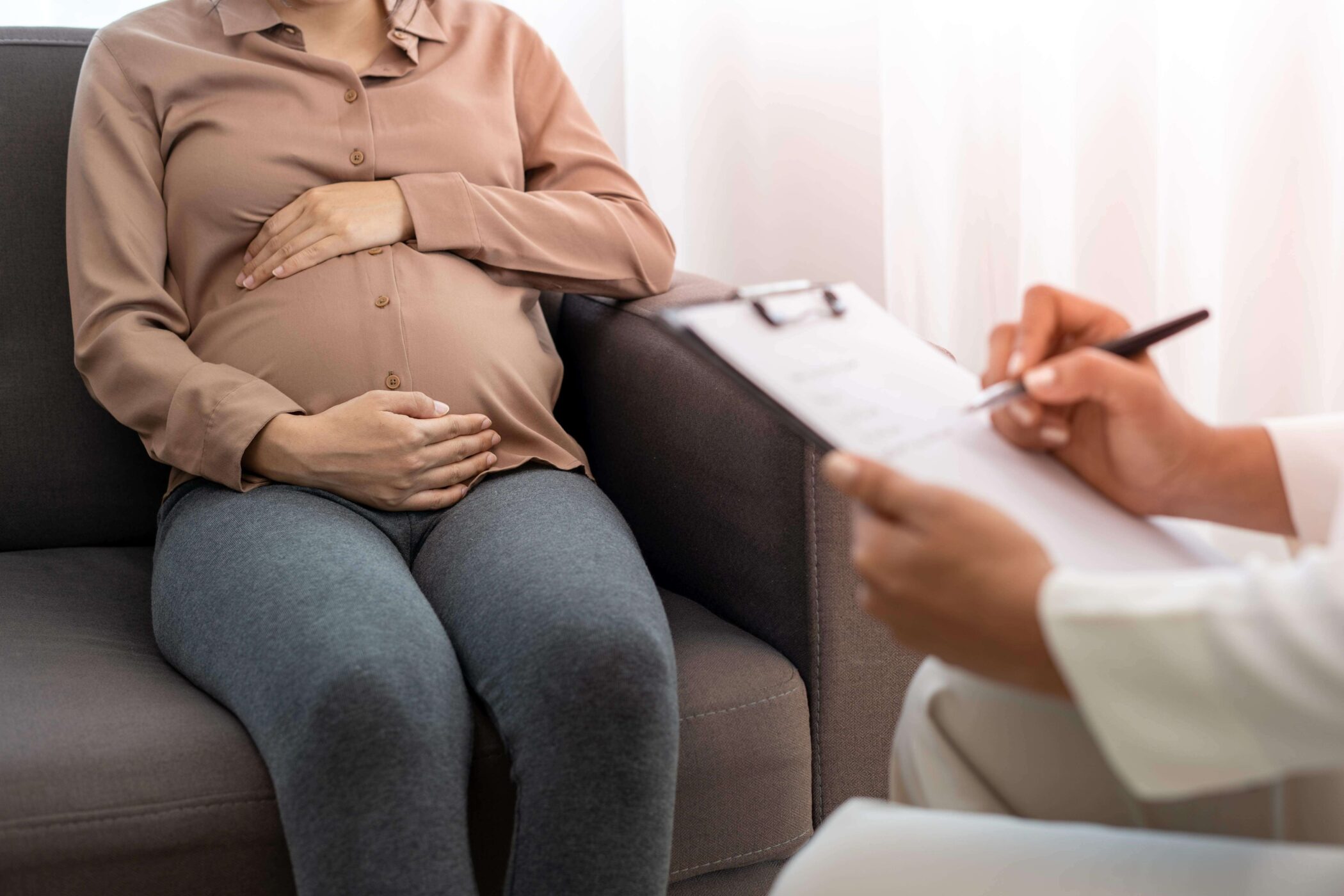 pregnant woman discussing detox with doctor